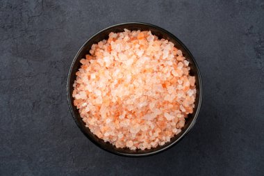 Siyah arka planda organik himalaya pembe tuzu