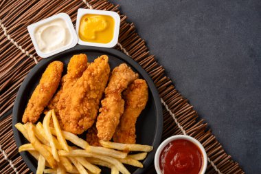 Tavuk kanatları. Kızarmış tavuk göğsü.