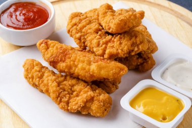  Tavuk kanatları. Kızarmış tavuk göğsü.