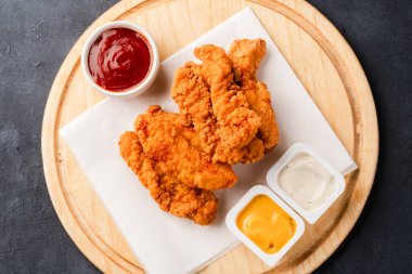  Tavuk kanatları. Kızarmış tavuk göğsü.