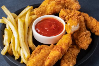 Tavuk kanatları. Kızarmış tavuk göğsü.