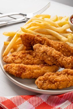 Tavuk kanatları. Kızarmış tavuk göğsü.