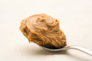 Kaliteli arka planda lezzetli ve sağlıklı fıstık ezmesi.