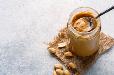 Kaliteli arka planda lezzetli ve sağlıklı fıstık ezmesi.