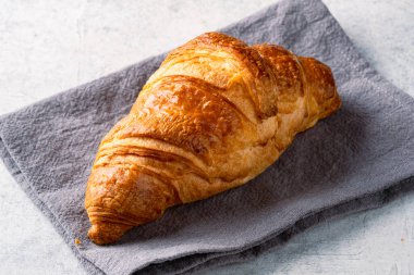 Beyaz arka planda lezzetli kruvasan.