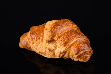 Siyah arka planda lezzetli kruvasan.