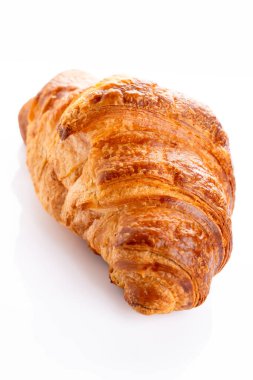 Beyaz arka planda lezzetli kruvasan.