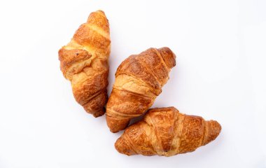 Beyaz arka planda lezzetli kruvasan.
