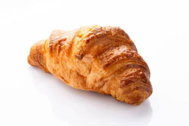 Beyaz arka planda lezzetli kruvasan.