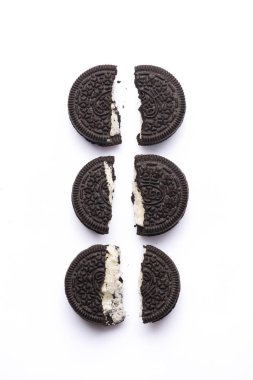 Beyaz arka planda çikolata ve kremalı lezzetli Oreo bisküvileri.