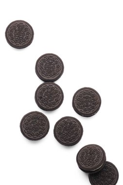 Beyaz arka planda çikolata ve kremalı lezzetli Oreo bisküvileri.