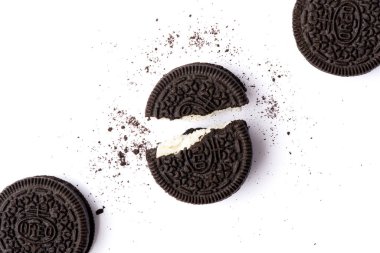Beyaz arka planda çikolata ve kremalı lezzetli Oreo bisküvileri.