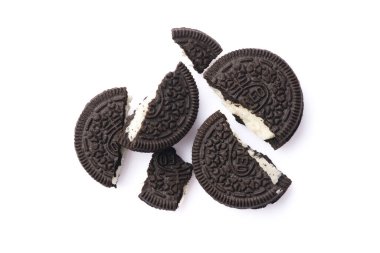 Beyaz arka planda çikolata ve kremalı lezzetli Oreo bisküvileri.