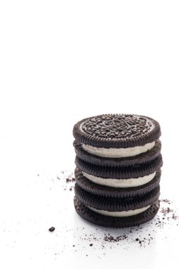 Beyaz arka planda çikolata ve kremalı lezzetli Oreo bisküvileri.