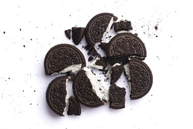 Beyaz arka planda çikolata ve kremalı lezzetli Oreo bisküvileri.