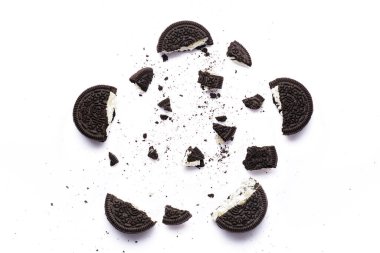 Beyaz arka planda çikolata ve kremalı lezzetli Oreo bisküvileri.