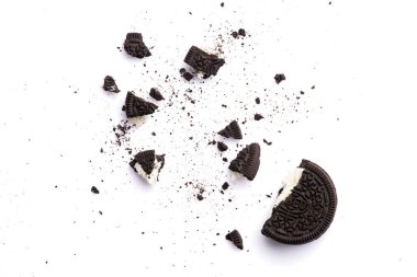 Beyaz arka planda çikolata ve kremalı lezzetli Oreo bisküvileri.