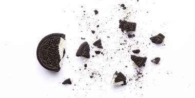 Beyaz arka planda çikolata ve kremalı lezzetli Oreo bisküvileri.