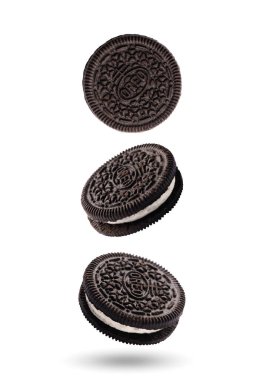 Beyaz arka planda çikolata ve kremalı lezzetli Oreo bisküvileri.