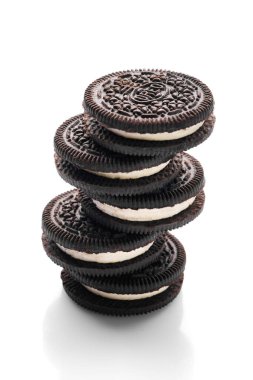 Beyaz arka planda çikolata ve kremalı lezzetli Oreo bisküvileri.