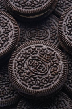 Beyaz arka planda çikolata ve kremalı lezzetli Oreo bisküvileri.