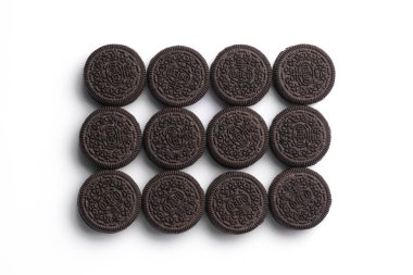 Beyaz arka planda çikolata ve kremalı lezzetli Oreo bisküvileri.