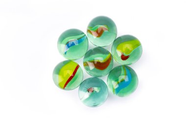 Beyaz arkaplanda renkli cam bilyeler topu