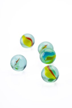 Beyaz arkaplanda renkli cam bilyeler topu