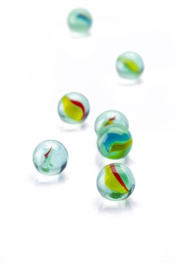 Beyaz arkaplanda renkli cam bilyeler topu