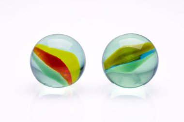 Beyaz arkaplanda renkli cam bilyeler topu