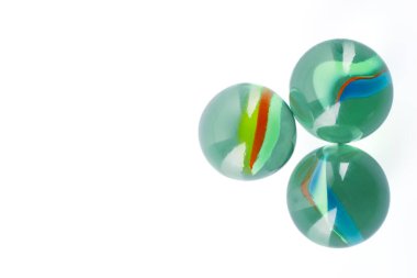 Beyaz arkaplanda renkli cam bilyeler topu