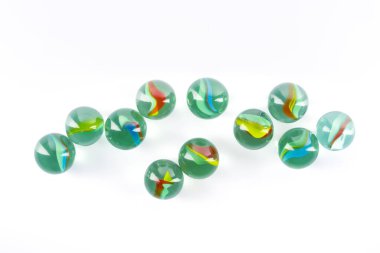 Beyaz arkaplanda renkli cam bilyeler topu