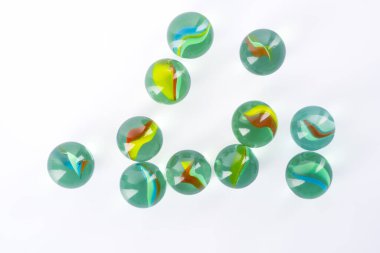 Beyaz arkaplanda renkli cam bilyeler topu