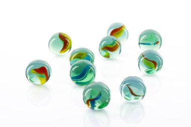 Beyaz arkaplanda renkli cam bilyeler topu