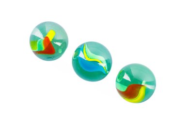 Beyaz arkaplanda renkli cam bilyeler topu