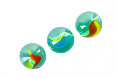Beyaz arkaplanda renkli cam bilyeler topu