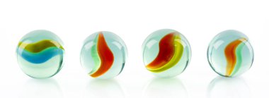 Beyaz arkaplanda renkli cam bilyeler topu