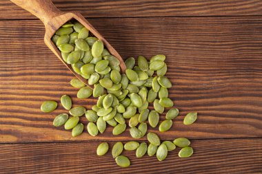 Beyaz arka planda lezzetli kabak tohumları