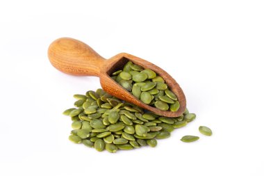 Beyaz arka planda lezzetli kabak tohumları