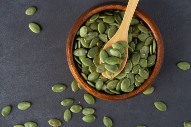 Ahşap arka planda lezzetli kabak tohumları