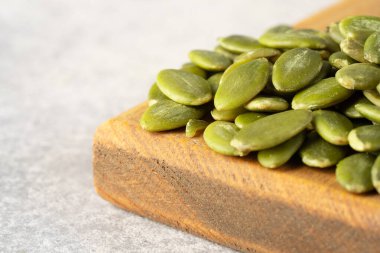 Beyaz arka planda lezzetli kabak tohumları