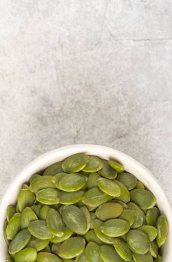 Beyaz arka planda lezzetli kabak tohumları