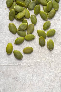 Beyaz arka planda lezzetli kabak tohumları