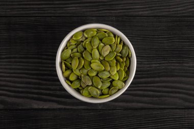 Ahşap arka planda lezzetli kabak tohumları