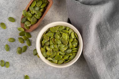 Beyaz arka planda lezzetli kabak tohumları