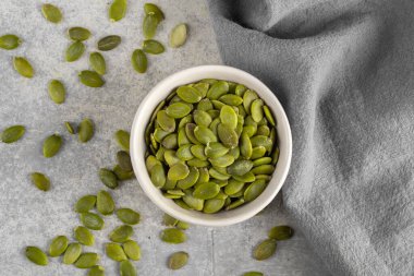 Beyaz arka planda lezzetli kabak tohumları