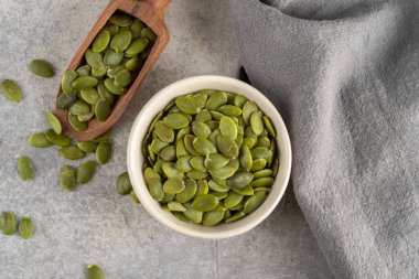 Beyaz arka planda lezzetli kabak tohumları