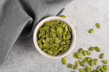 Beyaz arka planda lezzetli kabak tohumları