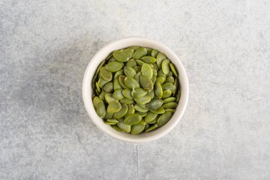 Beyaz arka planda lezzetli kabak tohumları