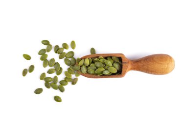 Beyaz arka planda lezzetli kabak tohumları